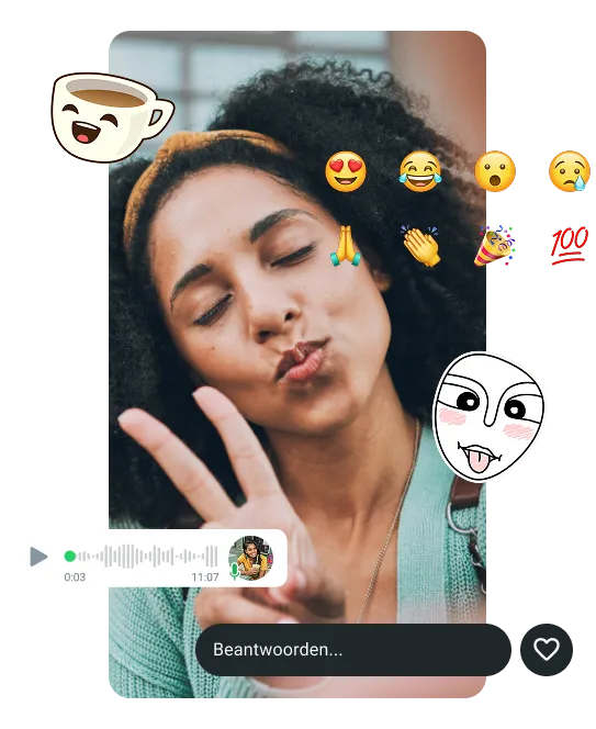 2 vrienden lachen met whatsapp-statusfuncties zoals stickers met spraaknotitie en GIF's die worden weergegeven